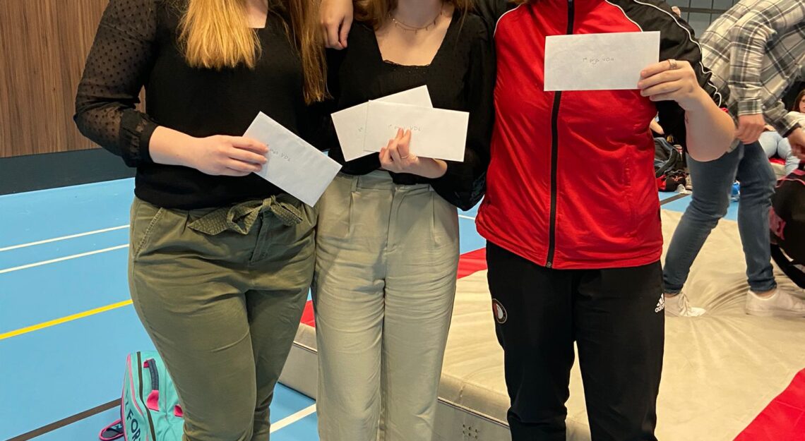 Op de foto staan van links naar rechts met hun prijs in de hand: Ilona, Esmee, Lindsey