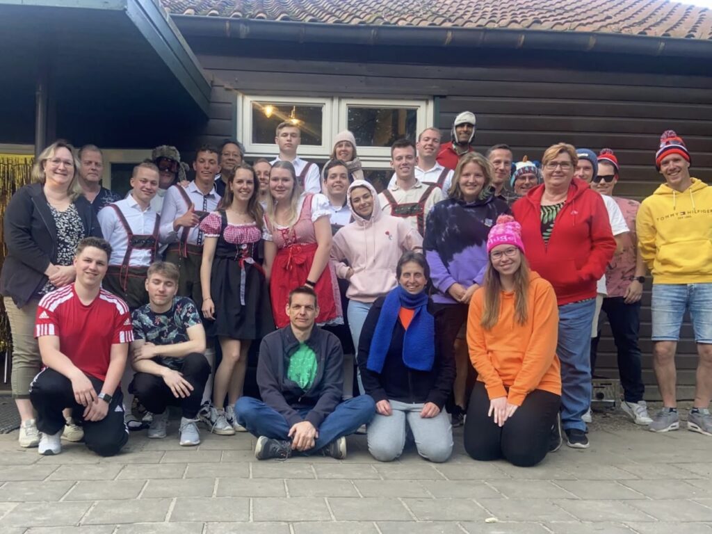 Op de foto staat een groep van 28 mensen die aanwezig waren op het seniorenweekend